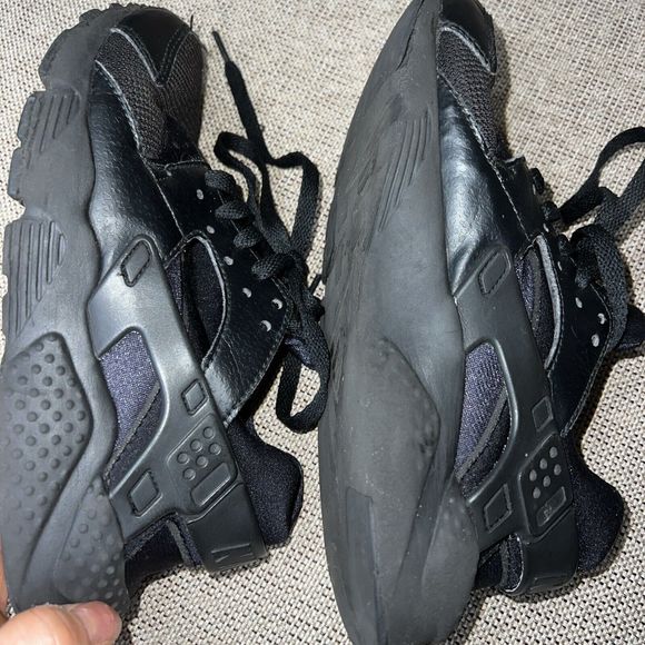Size 4.5 Boys- Nike Huarache Run Low Triple Black Sneaker - Picture 8 of 8